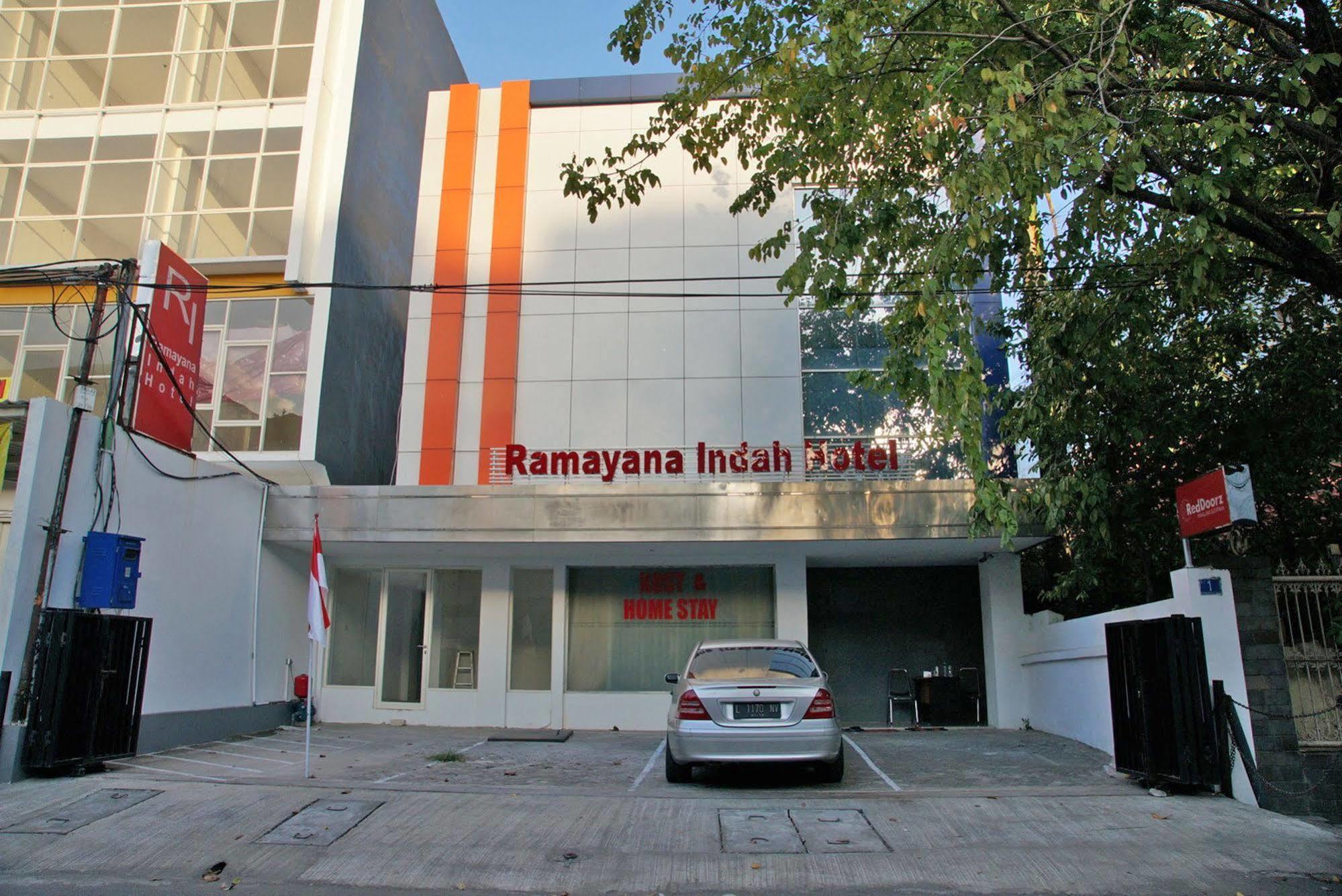 Отель Reddoorz @ Panglima Sudirman Сурабая Экстерьер фото