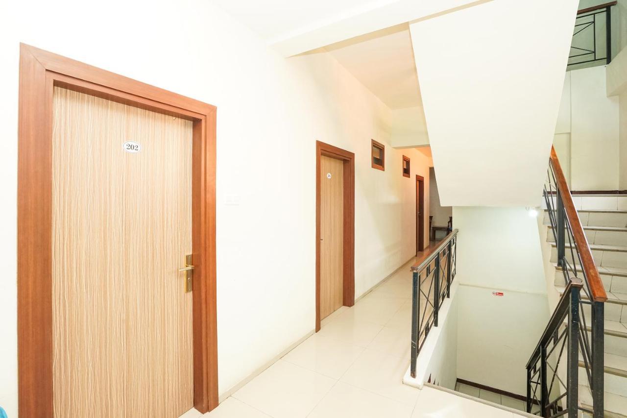 Отель Reddoorz @ Panglima Sudirman Сурабая Экстерьер фото