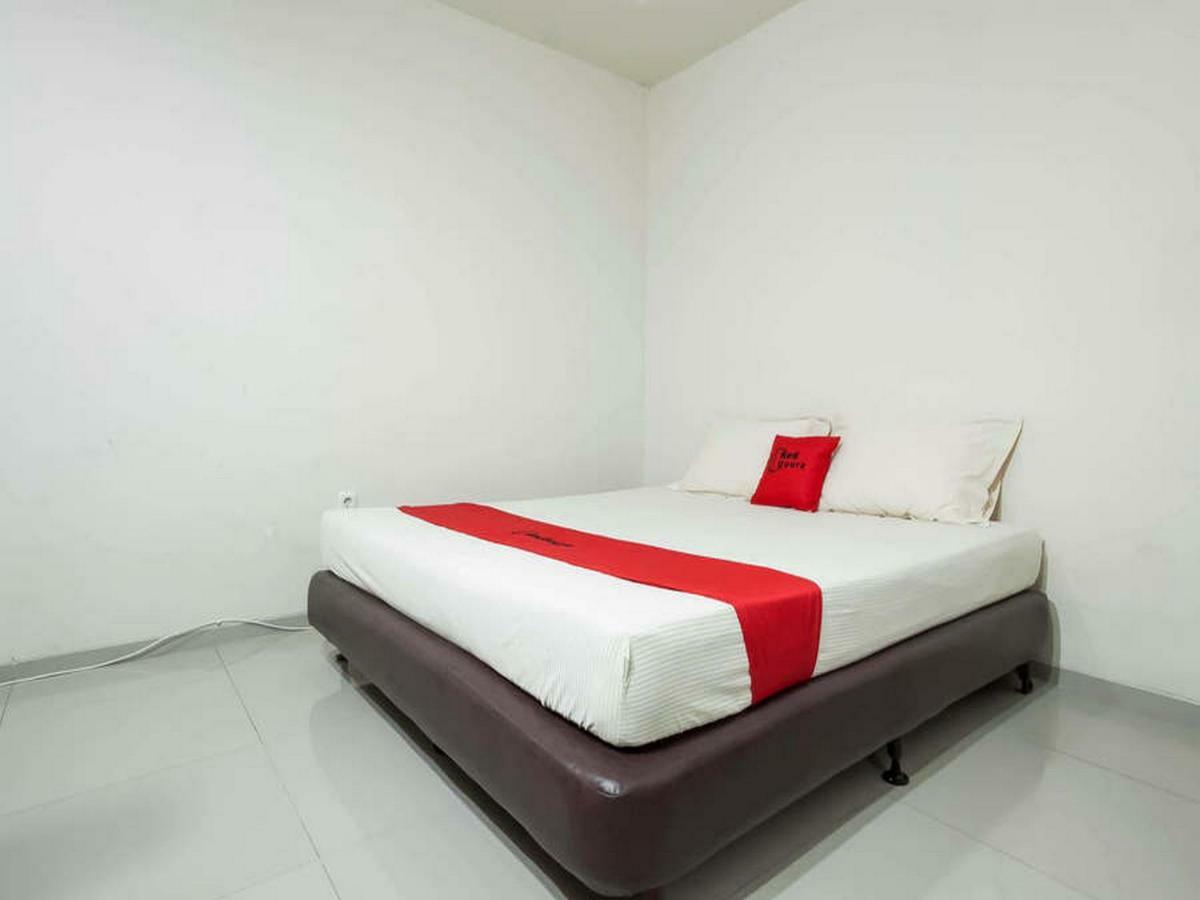 Отель Reddoorz @ Panglima Sudirman Сурабая Экстерьер фото
