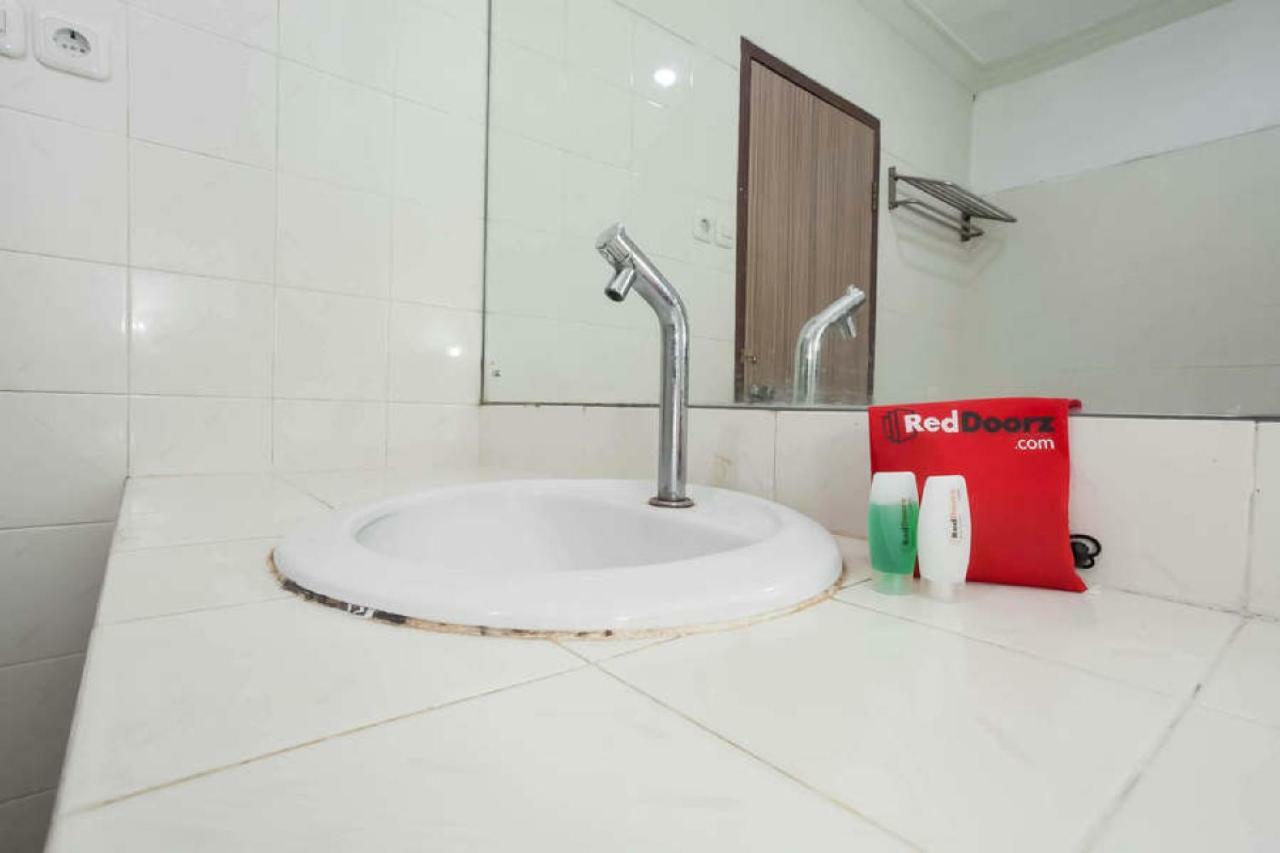 Отель Reddoorz @ Panglima Sudirman Сурабая Экстерьер фото