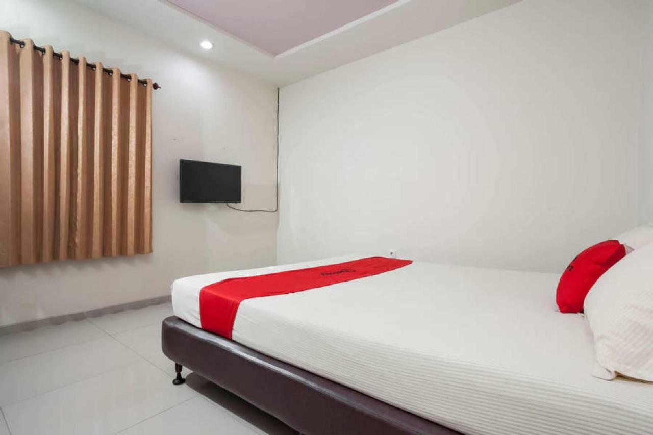 Отель Reddoorz @ Panglima Sudirman Сурабая Экстерьер фото