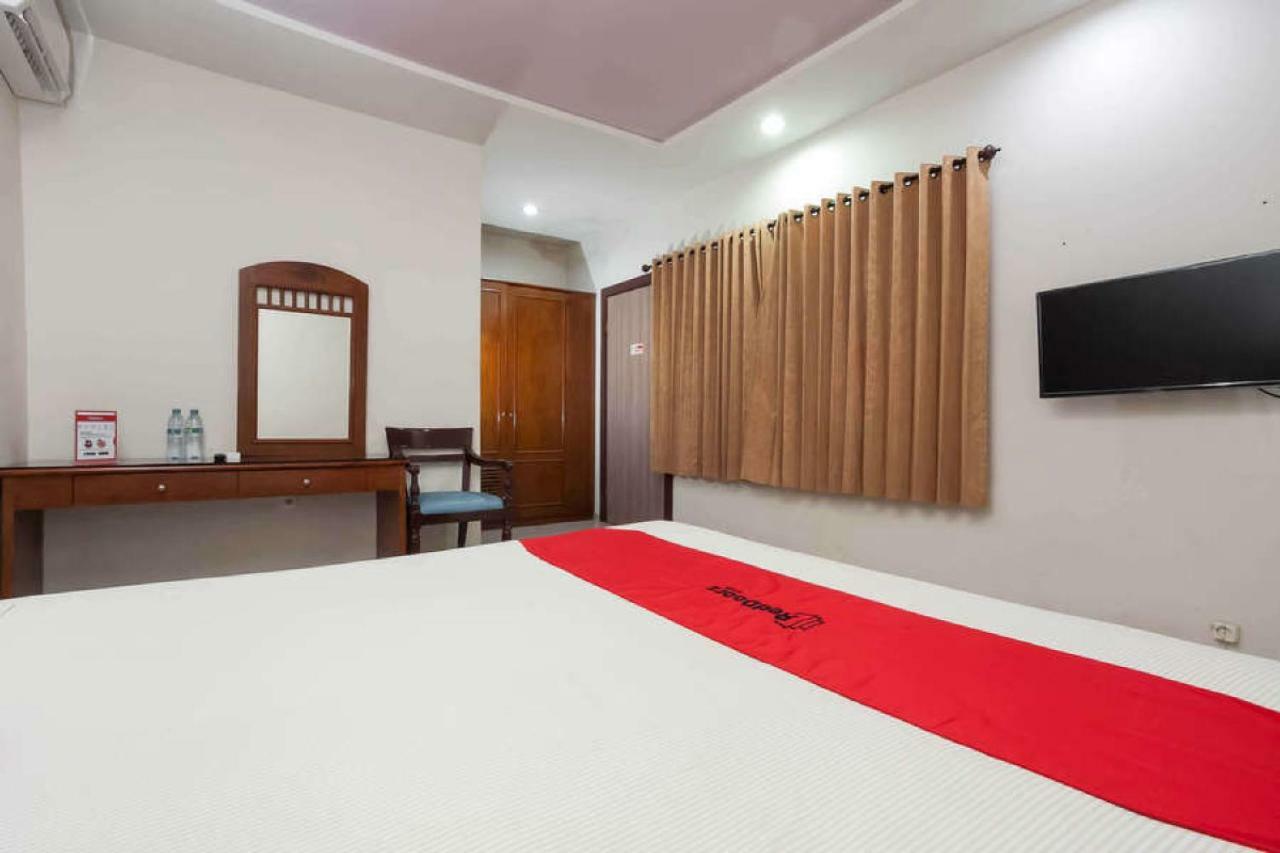 Отель Reddoorz @ Panglima Sudirman Сурабая Экстерьер фото